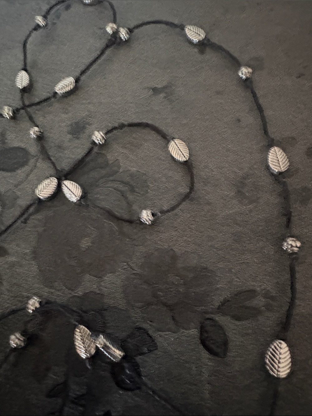 VINTAGE BOHO STYLE LEAF PENDENT LEAf ACCENTS ON BLACK CORDED LARIAT 63" NECKLACE - Picture 4 of 9